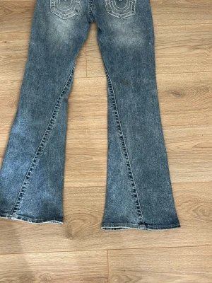 True religion jeans - Ett par äkta true religion jeans i nytt skick. Ordinarie pris är 1400 kr, men säljer dessa för 900 kr då jag vill få sålt dom! Skriv om ni har några frågor till mig! Såg nu att de var en liten fläck på baksidan, som ser ut att gå bort enkelt.