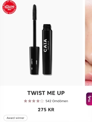 CAIA Twist Me Up Mascara svart - Twist Me Up Mascara från CAIA i svart med elegant, glansig svart tub och vit text. Borsten är smal och flexibel för att separera fransarna och ge volym. Använd endast några få gånger men annars helt ny, nypris är 275 kr, kan tänka mig 150-100 kr då jag bara vill bli av med den💞