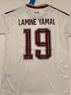 Lamine Yamal Spanien Vm 2026 - Fotbollströja i helt nytt och oanvänt skick med tag kvar. Detaljrik design och bekvämt material som passar både till match och vardag. Detta är en inofficiell version av modellen. Storlek M,