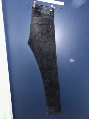 Svarta jeans från replay W30 L32 - Säljer ett par svarta gruver jeans från replay. Jeans med klassiska bakfickor och diskreta sömmar. Jeansen har hög midja och är tillverkade i stretchigt denim för en bekväm passform. Perfekta till en avslappnad look