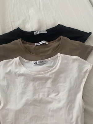 Bodys från Zara - 3 bodys från Zara, kontakta om ni vill köpa 1!