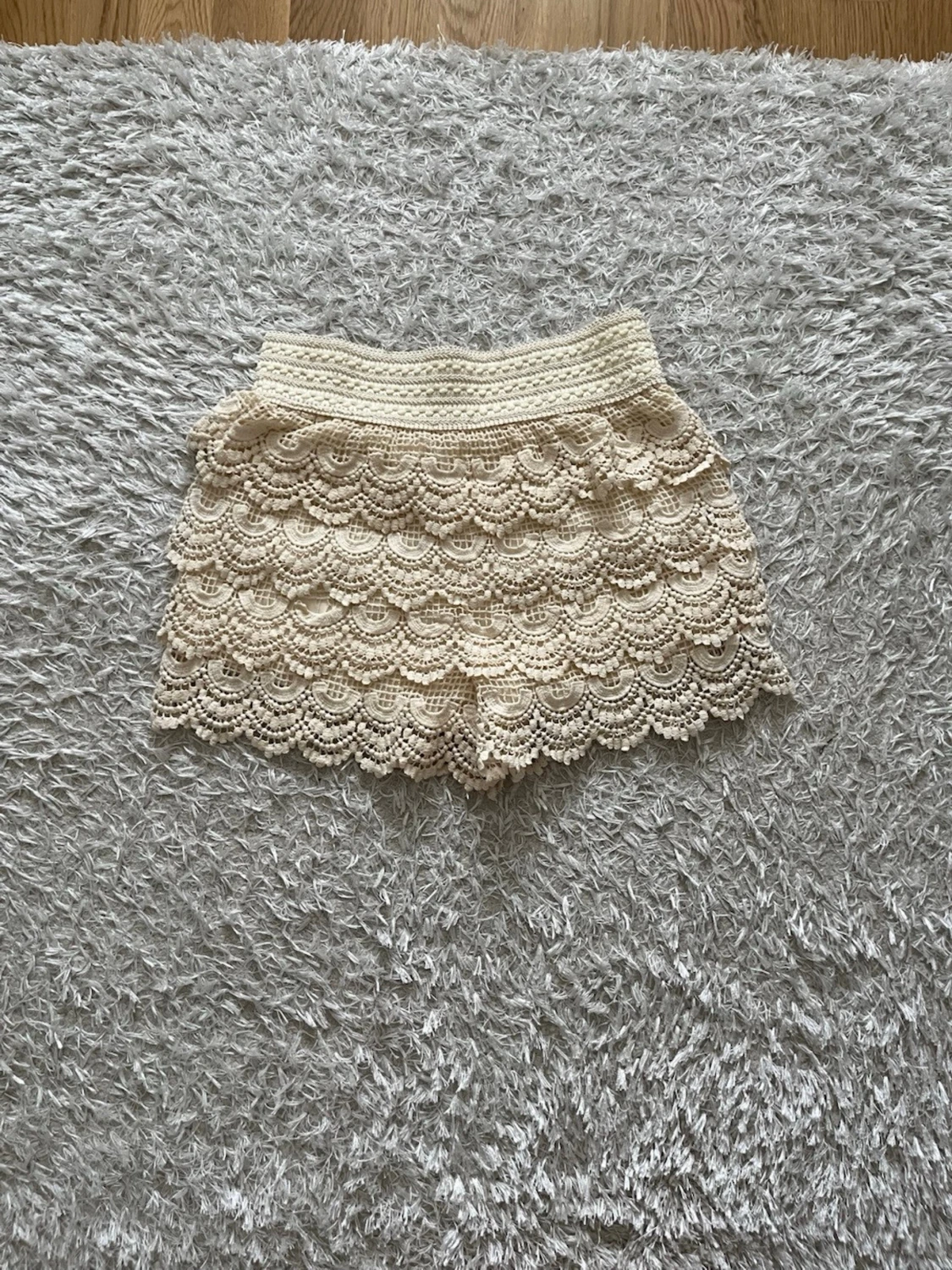 Beige spetsshorts