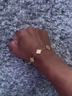 Van cleef - Säljer ett van cleef armband i fint skick!
