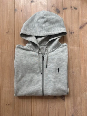 Ralph Lauren hoodie  - Säljer en grå zip från Ralph Lauren i storlek M. Inga konstigheter, du får varmt höra av dig vid frågor! ”Kan säljas tillsammans med byxor”