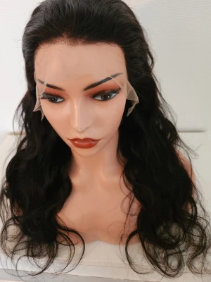 100% human hair, äkta hår body wave 13*4 lace frontal wig  - Snygg svart lockig lace frontal  peruk med naturlig hårfäste och långa vågor. Peruken har transparent spets framtill för en mer realistisk look och kan stylas efter önskemål. Perfekt för dig som vill förändra din stil snabbt och enkelt. 100% human hair äkta hår 