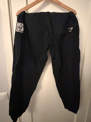 Luftiga svarta träningsbyxor Gymshark - Svarta och luftiga ”pumper pants” från gymshark. Perfekta för gymmet.