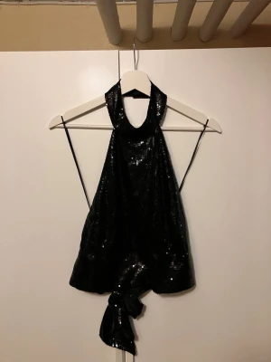 Halterneck topp - Svart/glittrig halterneck topp. 