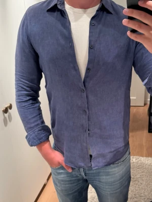 Uniqlo linneskjorta - Linneskjorta från uniqlo är i okej skick finns inga hål eller difekter men har blivit en del använd.
