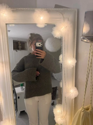 Brun stickad tröja från Gina Tricot - En mysig stickad tröja som är mörk grön och helt oanvänd säljer för att den inre kommit till användning ☺️ det är storlek xs och från Gina tricot 