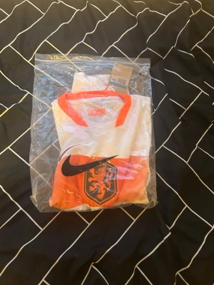 🇳🇱 Nike Nederländerna Matchtröja 2024/25 – Strl S – Nyskick 🔥 - Säljer en Nike Nederländerna (KNVB) matchtröja i storlek S. Tröjan är endast testad och är i nyskick, utan fläckar eller skador. Originalpåsen medföljer.  ✅ Märke: Nike ✅ Storlek: S ✅ Färg: Vit med orange detaljer ✅ Endast testad – nyskick ✅ Dri-FIT-material för hög komfort och ventilation ✅ Originalpåse medföljer  💬 Pris kan diskuteras vid snabb affär. 📦 Skickas inom 24 timmar efter betalning. 📸 Se bilder för egen bedömning av skicket.