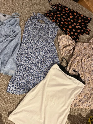 Fem somriga klänningar i olika färger - 4st somriga klänningar 40kr/st, strl Xs/S mer xs skulle jag säga. En playsuit strl Xs 20kr fint skick. Paketpris 115kr