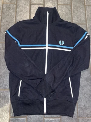 Fred Perry tröja.  - Säljer denna Fred Perry tröja i storlek S då den är för liten, den är i ett väldigt bra skick och väldigt snygg enligt mig. 