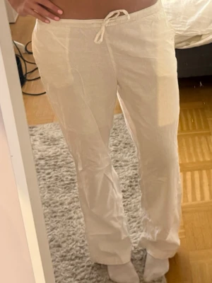 Snygga linnebyxor  - Säljer dessa snygga vita linnebyxor från Bik Bok🥰