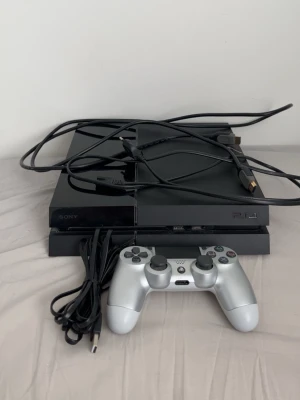 PS4 500GB & GTA V - Konsolen och kontrollen är i perfekt skick, utan problem. Allt rengörs innan köp.  Vad som ingår: 1 konsol, 1 kontrol, alla sladdar och GTA V.