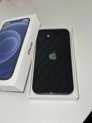 iPhone 12 - iPhone 12 med 64GB. Är i fint skick förutom någon repa. Hör gärna av dig vid frågor.