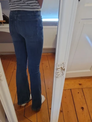 Gina tricot bootcut jeans S - Sköna blåa bootcut jeans med mid-rise. Perfekt till dagliga outfits och säljes på grund av att de inte passar längre.