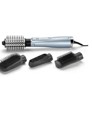 BaByliss blå varmluftsborste 4-i-1 - Säljer en blå varmluftsborste från BaByliss med fyra utbytbara tillbehör: rundborste i metall, två olika platta borstar och ett smalt munstycke. Perfekt för att styla och forma håret med volym och glans har även kallluftsfunktion. Köpt för 600kr.babyliss kam är en gåva :) (säljs pga har mycket hårstylingtools,får stress av de)