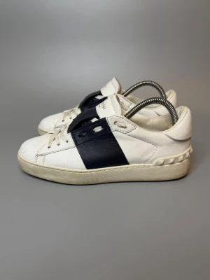 Valentino Skor  - ‼️VI TAR EJ BYTEN‼️ Valentino sneakers | Skick: 8.5/10 | Storlek EU 35.5  | ingår Box & kort vid köp! | Fraktar inom 24H efter köp på köparens bekostnad 📦💨 | Hör av dig vid minsta fråga eller fundering 