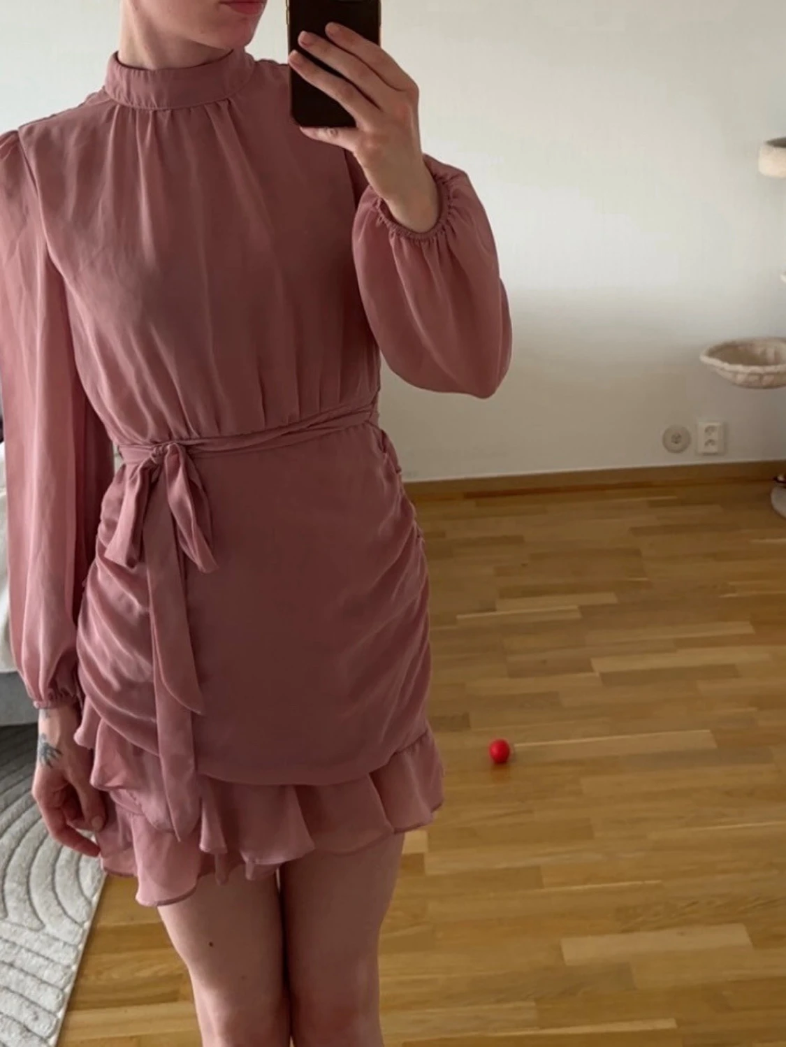 Rosa omlottklänning med volang