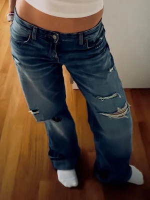 SÖKER ZARA JEANS - Söker de populära baggy Zara jeansen. Spelar typ ingen roll vilken färg, men de modellerna med hål. Helst de mörka! I storlek 34