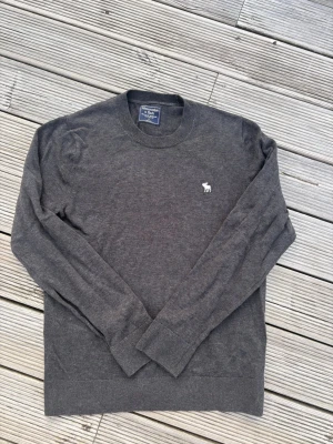 Mörkgrå stickad tröja Abercrombie - Mörkgrå stickad tröja från Abercrombie & Fitch, fint skick, strl S