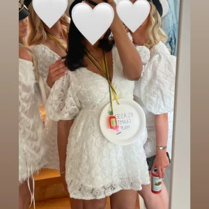 Vit kortklänning Bubbleroom - vit kortklänning från Bubbleroom med puffärmar och v-ringning. Klänningen är uppsydd en bit då jag ville ha en kortare modell till studenten (längden syns på första bilden).  använd en gång                                                            - (jag har köpt på Plick)🤗