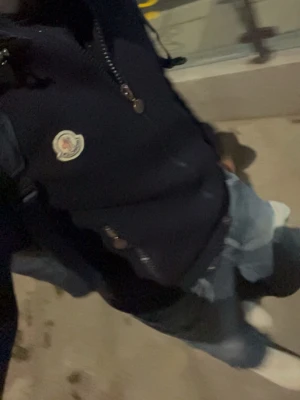 Dondup - Säljer ett par blå jeans med tvättade och slitna detaljer. Jeansen har en klassisk femficksmodell och rak passform. Perfekta för en avslappnad och trendig look. Säljer dessa billigt då jag blev scammad när jag köpte dom, finns ett hål mellan bena o därför säljer jag för orkar inte lägga tid o energi på o fixa! Stolek 30 