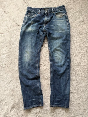 Selvedge jeans från Uniqlo  - Ett park selvedge jeans från Uniqlo med extremt bra fades. Jeansen har inga deffekter utan är i bra skick. Dem har storlek W32 L34 men sitter som W30. Kolla gärna måtten.. Midja: 41cm, innerbenslängd: 78cm, benöppning: 19cm, rak passform. Hör av dig vid fler frågor!