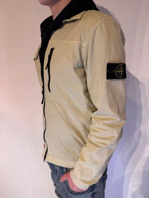 Beige windbreaker från Stone Island - | Skick 9/10 | Färg: Beige | Modell: 172cm 64kg | Vad inkluderas: Enbart jackan | Nypris: 5300kr