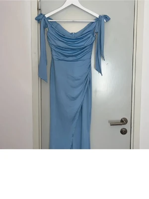 Bal kläning, off shoulder  - Säljer en balkläning som inte kommer användas länge