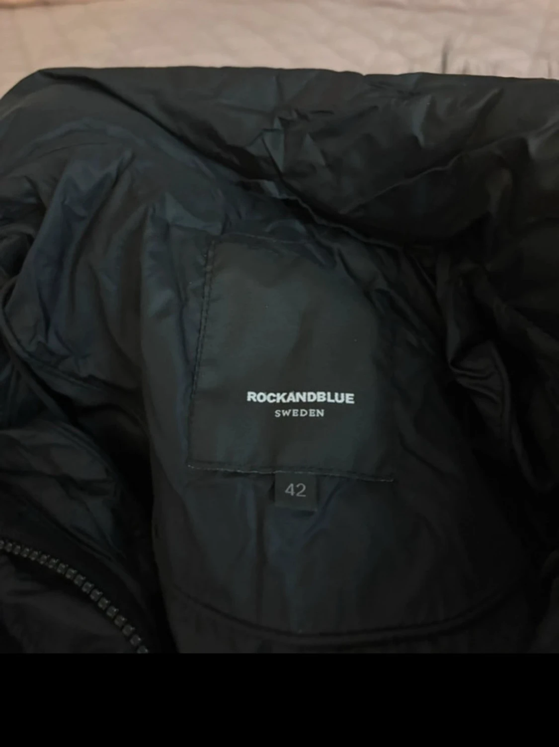 Svart dunjacka med päls från Rockandblue - 1