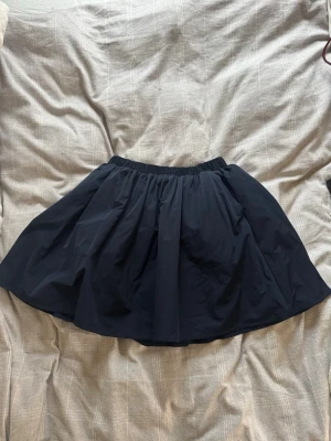 vid kjol från H&M - Säljer en , vid kjol från H&M med resår i midjan. Kjolen har en enkel och klassisk design med lätt utsvängd form och är gjord i ett tunt, mjukt material som ger ett snyggt fall. Perfekt att styla med sneakers eller boots. Hör av dig vid frågor ❤️