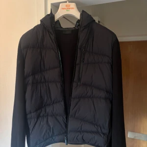 Moncler cardigan S - Cond 7.5/10 behövs en tvätt, priset är förhandlingsbart. 3500 Mer bilder på tags fås vid intresse. Ett litet minihål på sista bilden 