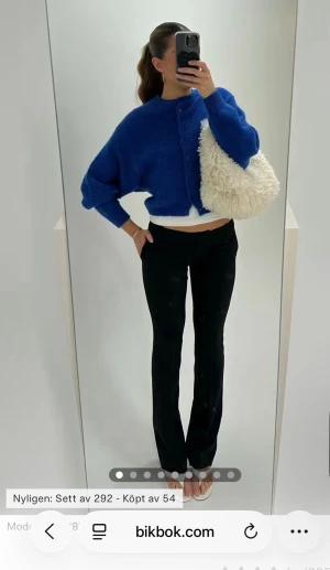 Kostymbyxor från bikbok - Säljer mina super fina kostymbyxor från bikbok. Inte använd så många gånger så de är fortfarande i bra skick. Det är byxorna på bilden men hör av dig om du vill att jag ska skicka egna 