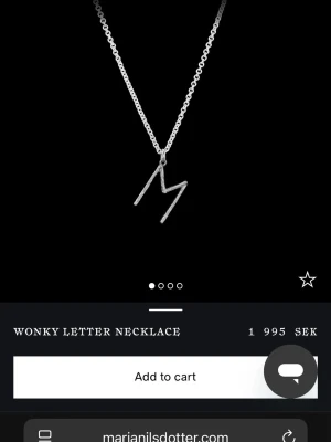 Maria Nilsdotter halsband med bokstav N - Snyggt halsband i silver från Maria Nilsdotter med ett hänge i form av bokstaven M. Kedjan är tunn och stilren, och bokstaven har en unik, lite skev design som ger ett coolt uttryck. Perfekt för dig som vill ha ett personligt smycke med edge.