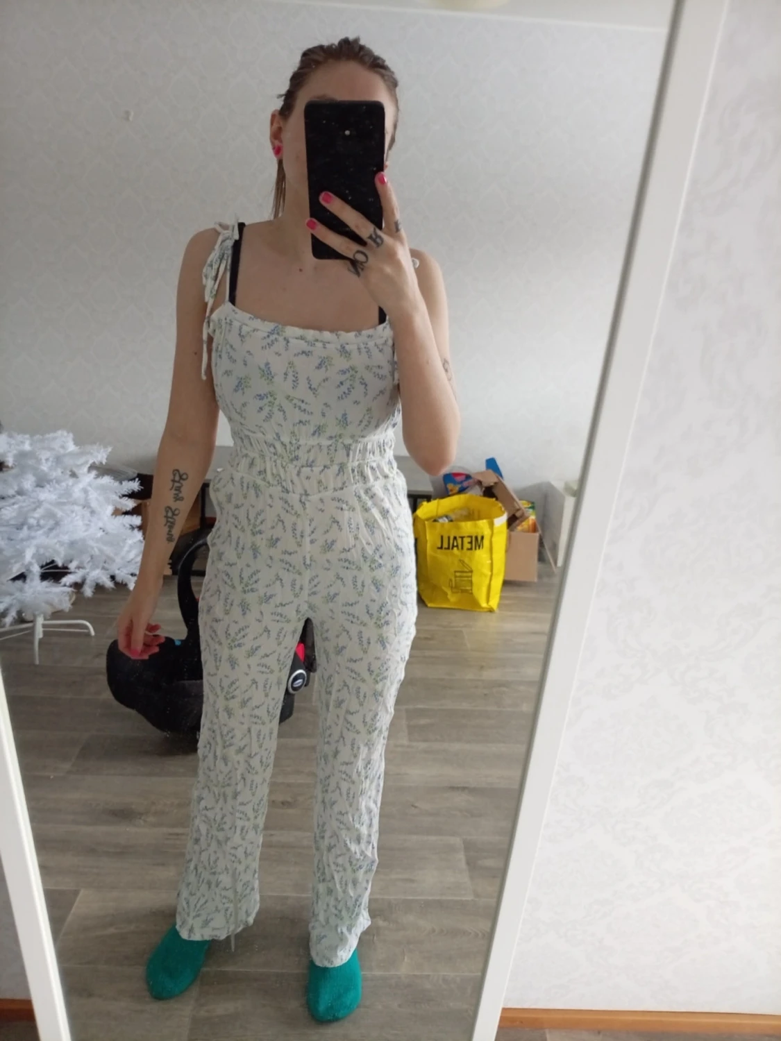Vit blommig jumpsuit med knytband