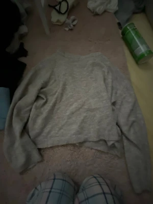 beige stickad tröja - andvönd ett par gånger okej skick  dm mig om du vill se hur den sitter på