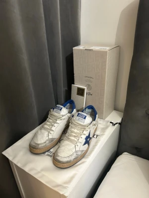Golden Goose Ballstar - Nu säljer jag mina golden goose ballstar. Normalt slitage pga användning men inga andra defekter. Skorna är självklart äkta och KVITTO finns. Hör av er vid frågor!