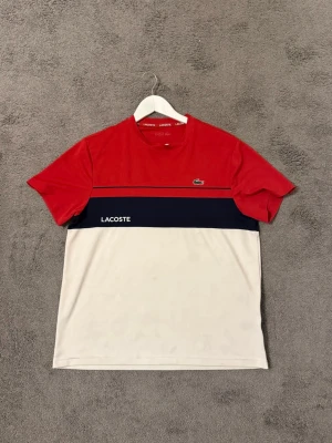 Lacoste tshirt - Lacoste T-shirt, storlek S bra skick.