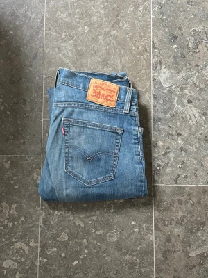Levis 511 - Levis 511 i riktigt bra skick || Strlk W32 L32 || Slim fit med sjukt snygg tvätt || Bara att skriva vid frågor och funderingar !🙌