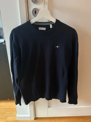 Gant tröjor - 4 Gant tröjor o 1 Sail Racing hoodie! Passar 155-170 beroende på hur man vill att de ska sitta! Kan köpas i bulk eller enskilt! Nypris ca 4500 kr totalt! Mitt pris 999 kr! Mycket bra och bra skick på alla tröjor. De flesta knappt använda! Tveka inte på att höra av er vid funderingar😁