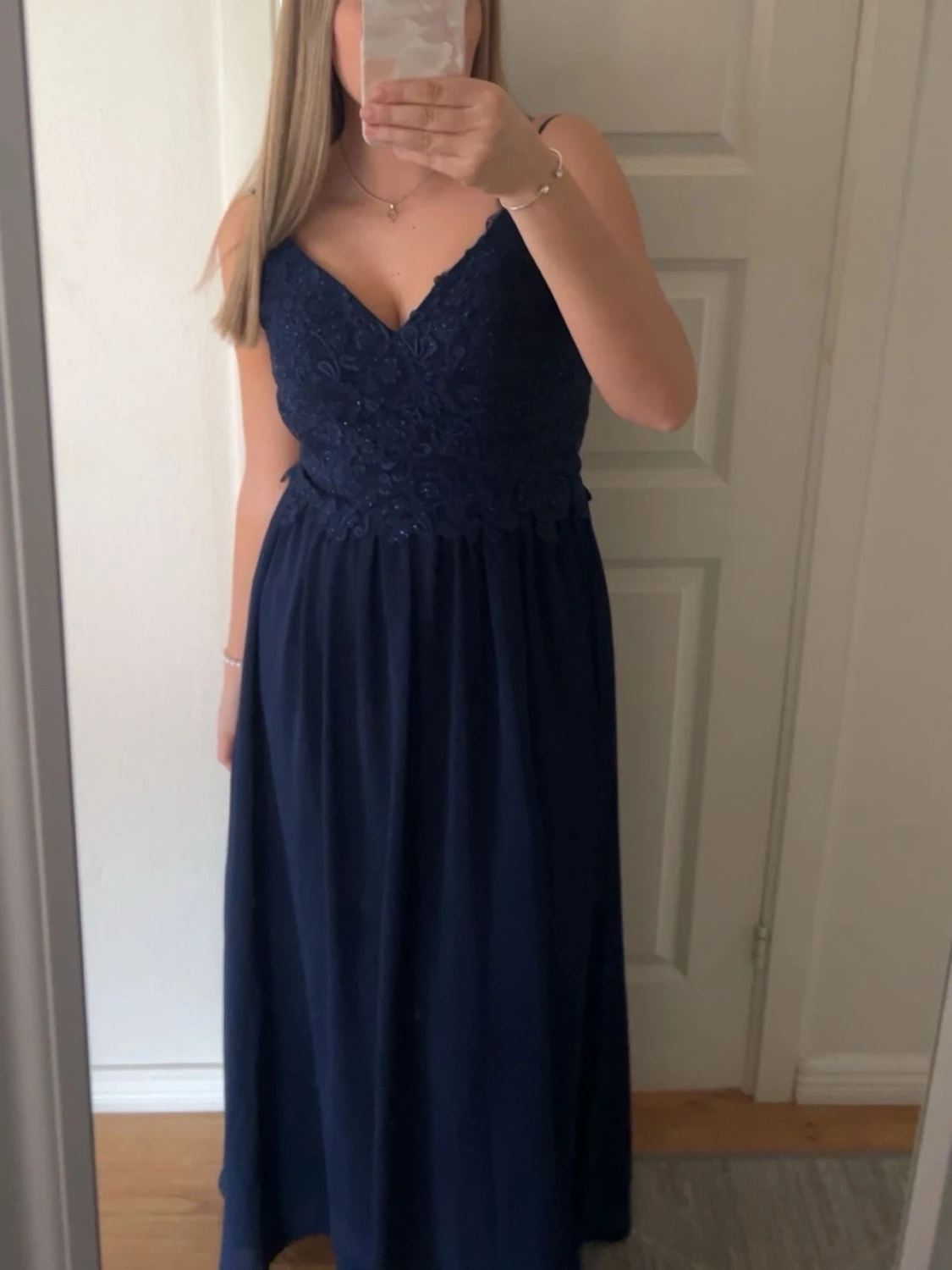 Marinblå långklänning med spetsliv