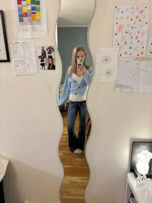 Ljusblå kofta - Blå kofta från Monki, använd en del men i bra skick💗