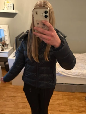 Jacka - Säljer min nästan helt nya vinter/vår jacka från Lager 157. Den är bara använd en, två gånger då jag köpte en annan jacka istället. Pris kan diskuteras💕