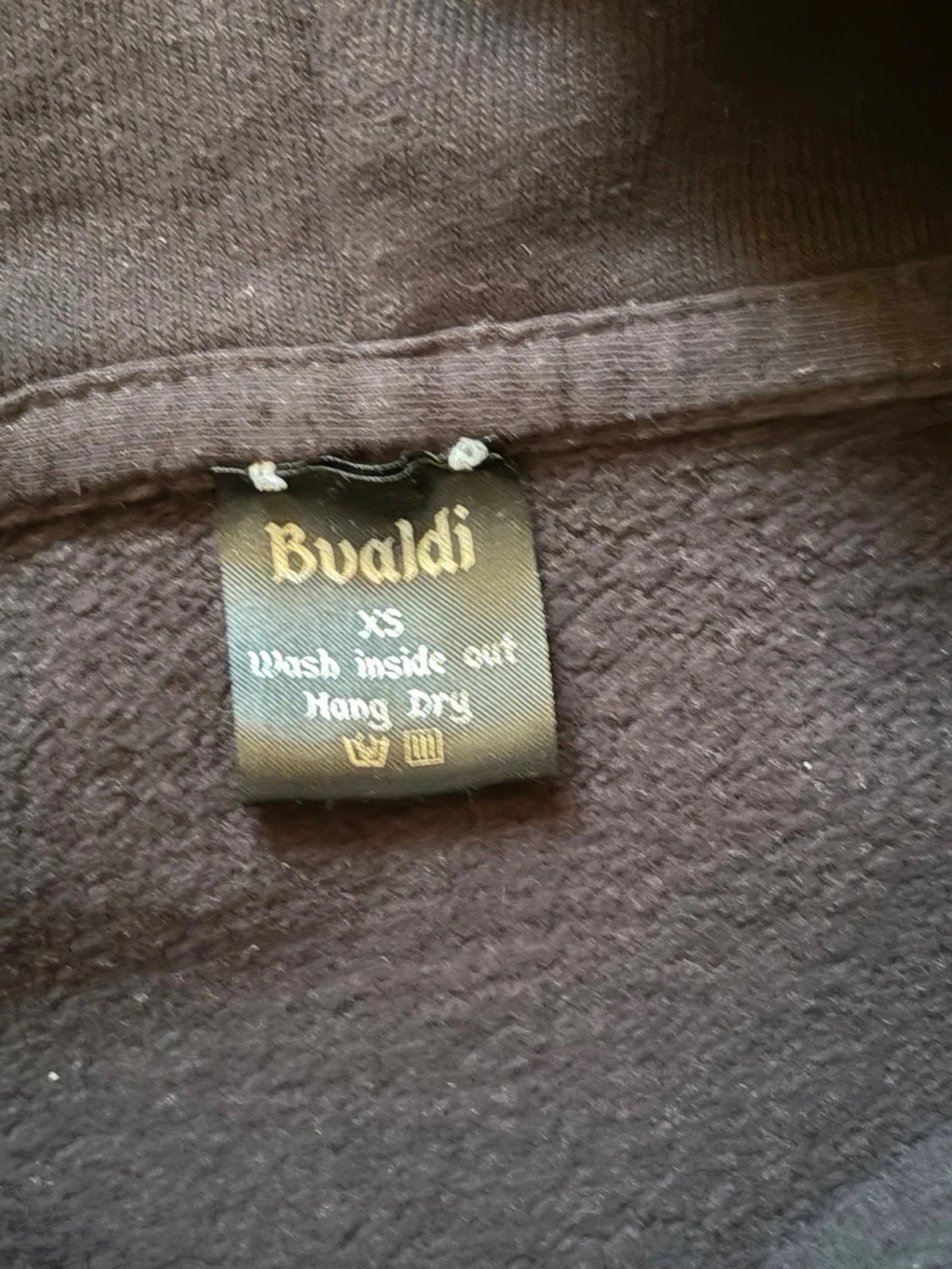 Svart hoodie med dragkedja och tryck - 2