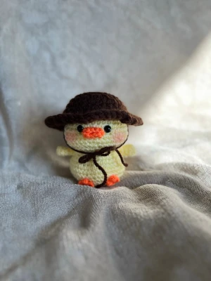 Virkad gul anka med hatt - Den är ca 13 cm hög ❤️ Ankan har Säkerhetsögon som inte rekommenderas för barn under tre år!
