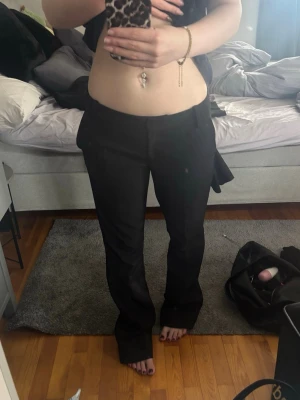 Svarta lågmidjade kostymbyxor - Säljer ett par svarta lågmidjade kostymbyxor från Bik Bok. Använd ett fåtal gånger❤️Pris kan diskuteras!