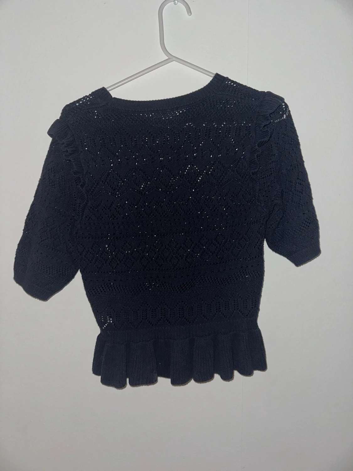 Mörk blå stickad topp med volang - 1