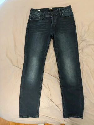 Mörkblå slim fit jeans från Jack & Jones - Snygga mörkblå slim fit jeans från Jack & Jones som inte använts så mycket och är riktigt sköna. Pris kan diskuteras!
