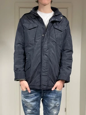 Woolrich Jacka  - säljer nu denna riktigt snygga woolrich jacka. jackan tillverkas ej längre så därav extra eftertraktad då en ej går att få tag på ny. nypris ligger på 6 000, skriv för fler bilder/frågor🙌🏼    